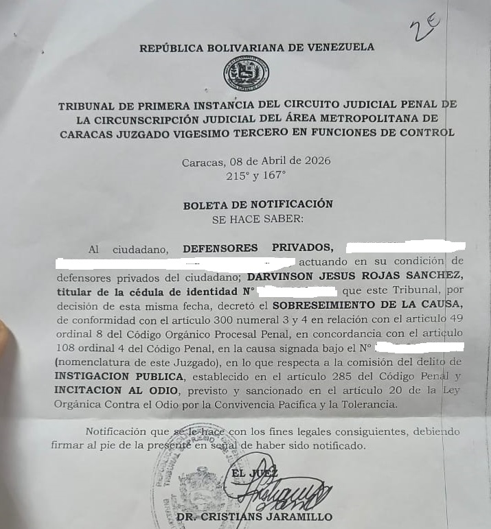 espaciopublico's tweet photo. #DenunciaEP | El Tribunal de Primera Instancia Tercero en Funciones de Control decretó el #8abr de 2026 el sobreseimiento de su causa al periodista @DarvinsonRojas  conforme al artículo 300 numeral 3 y 4 del Código Orgánico Procesal Penal que refiere prescripción de la causa penal y falta de elementos probatorios en concordancia con el artículo 108 del Código Penal.

A Rojas lo habían acusado en el año 2020 con los delitos de “instigación pública” e “incitación al odio”.

La información del sobreseimiento la recibió el alguacilazgo el 10 de abril y a la defensa de Espacio Público este lunes #13abr