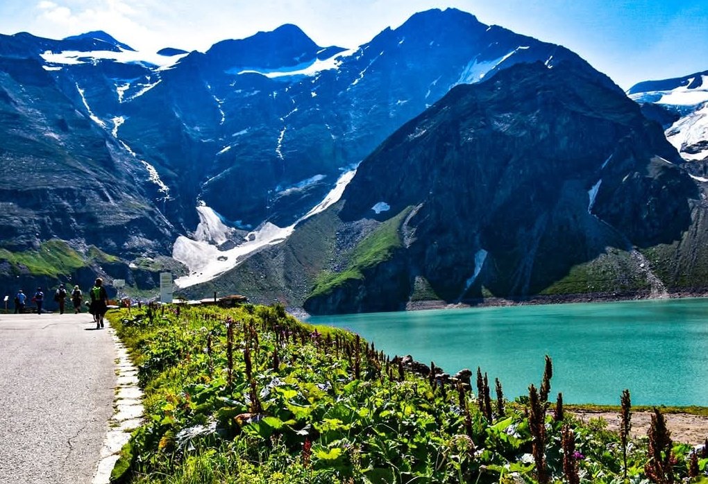 Rinkyy05's tweet image. We walk where mountains guard a turquoise dream
Your hand finds mine by the glacier’s quiet gleam
The path winds slow,like words we never say
Yet in your eyes,I lose n find my way
We sink in stillness,where sky n waters meet
#water keeps our love,wild, endless,n complete
#vss365