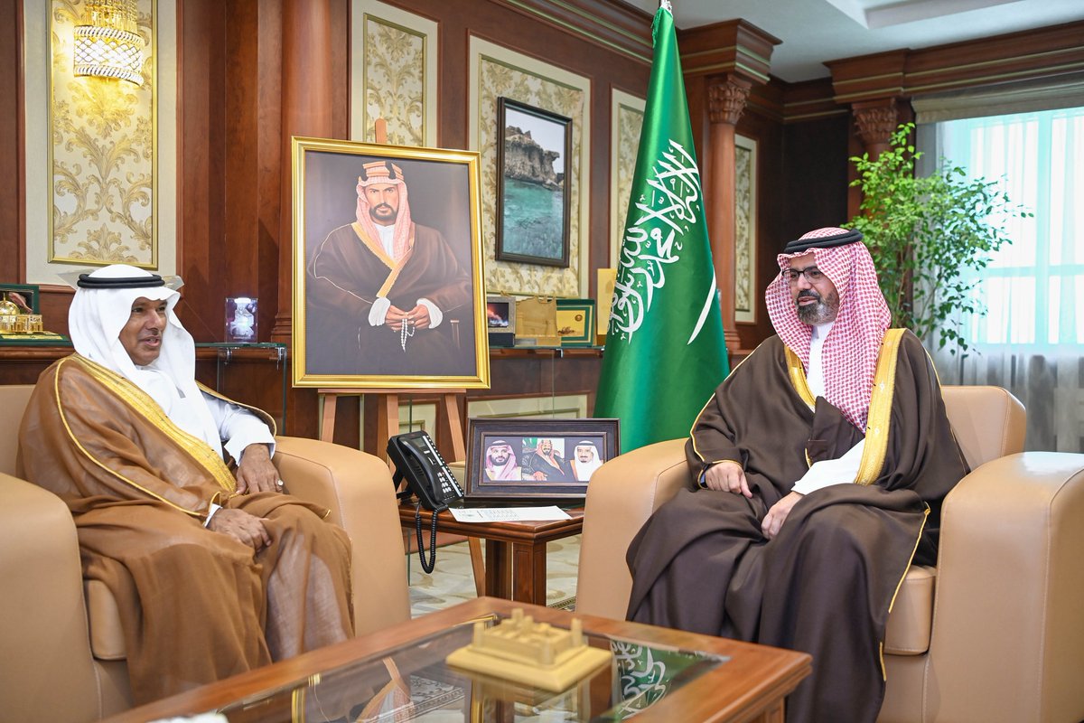 jazangov's tweet photo. سمو نائب أمير منطقة جازان
#ناصر_بن_محمد
يستقبل شيخ شمل محافظة #جزر_فرسان محمد الراجحي وعددًا من أعيان المحافظة. https://t.co/Sd3ysaxa8d