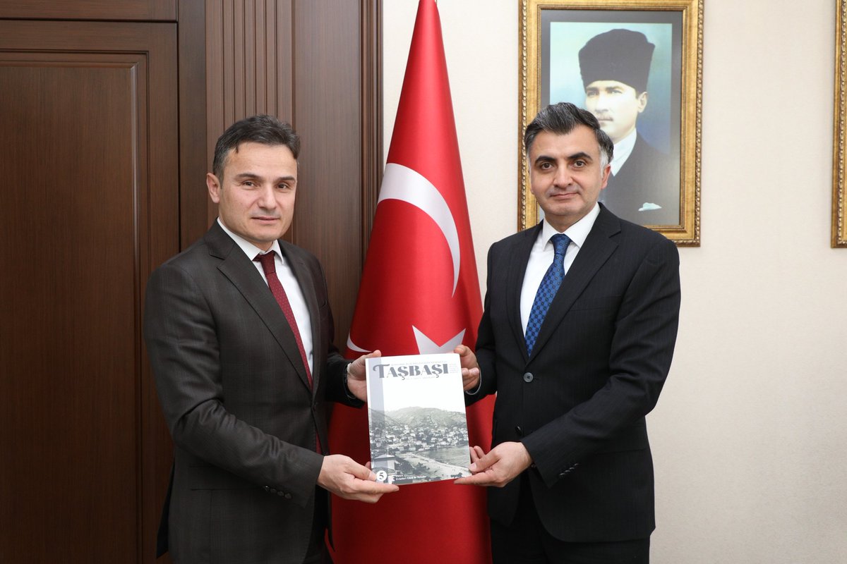Ordu_MEM's tweet photo. Altınordu İlçe Millî Eğitim Müdürü Ahmet Erkuvum, İl Millî Eğitim Müdürümüz Sayın Mehmet Fatih Vargeloğlu'nu ziyaret ederek Altınordu İlçe Millî Eğitim Müdürlüğü tarafından hazırlanan Taşbaşı Dergisi'ni takdim etti.

#eğitimkentiORDU
#Ordu
#MillîEğitimAkademisindeİlkDersYusufTekinden
#AkademiyleGüçlenenYarınlar

@tcmeb @Yusuf__Tekin @TCOrduValiligi @mhilmiguler @mfvargeloglu