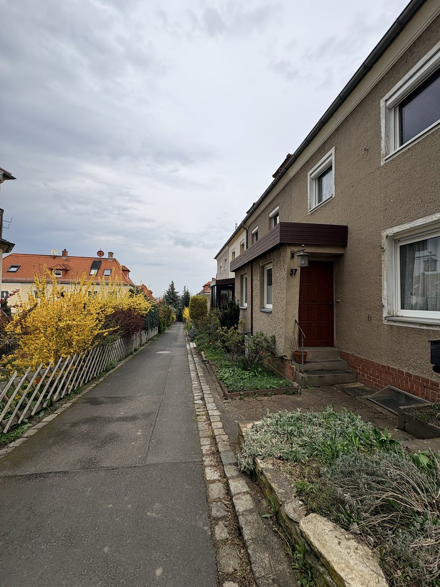 SalahCodes's tweet image. Quiet street, calm mind 🌥️
Simple moments like this feel the most peaceful.

Ruhige Straße, ruhiger Geist 🌥️
Die einfachen Momente sind oft die schönsten.

#StreetPhotography #CalmVibes #GermanyLife #CloudyDay #Peaceful #DailyMoments #ExploreGermany #SimpleLife