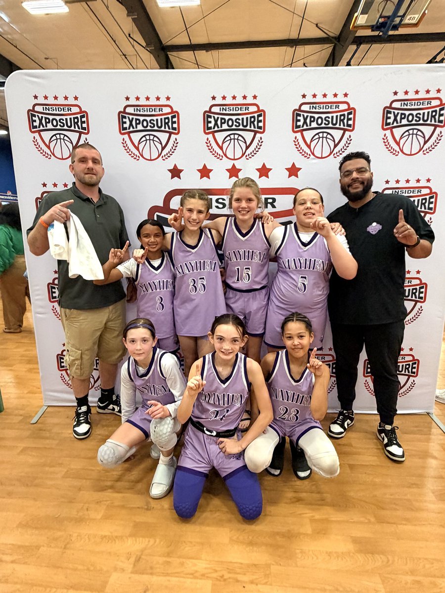 EKmontgomery4's tweet photo. Mayhem 2033’s coming in 3-0 from the @InsiderExposure War Games in CLT! Even beat a 6th grade team! So proud of how hard they fought. #girlsbasketball #insiderexposure https://t.co/RYeIT1qvGV