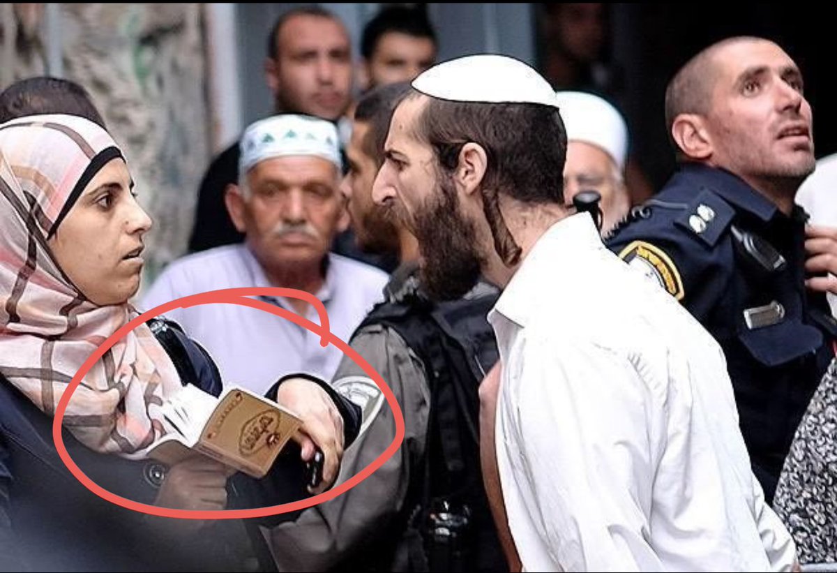 AntoineSW974's tweet photo. @RimaHas Bah bien sûr, une musulmane qui tient un livre de tehilim, et qui plus est à l'envers https://t.co/Dg5B56OHUj