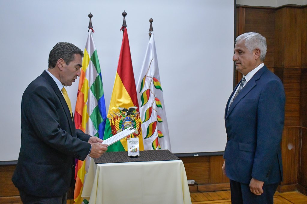 minplanifica's tweet photo. El Ministro Fernando Romero Pinto posesiona a Dino Palacios Dávalos como Director Ejecutivo del Observatorio Plurinacional de la Calidad Educativa (OPCE), confiando en que su liderazgo, compromiso y visión contribuirán al fortalecimiento de nuestra organización y al cumplimiento de los objetivos institucionales.
Le deseamos el mayor de los éxitos en esta nueva gestión, seguros de que su trabajo estará guiado por la responsabilidad, la transparencia y el servicio a la comunidad.

#BoliviaParaTodos
#MPDyMA