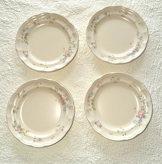 rusticrelics04's tweet image. Pfaltzgraff Tea Rose 9” Salad/Lunch Plates Set of 4 Floral Roses Scalloped Vintage ebay.us/m/wUGVux #eBay via
@eBay
#pfaltzgraff #tearose #pfaltzgraffplates #vintage #saladplates #stoneware #cottagecore #shabbychic #countrykitchen #vintagekitchen #farmhousestyle