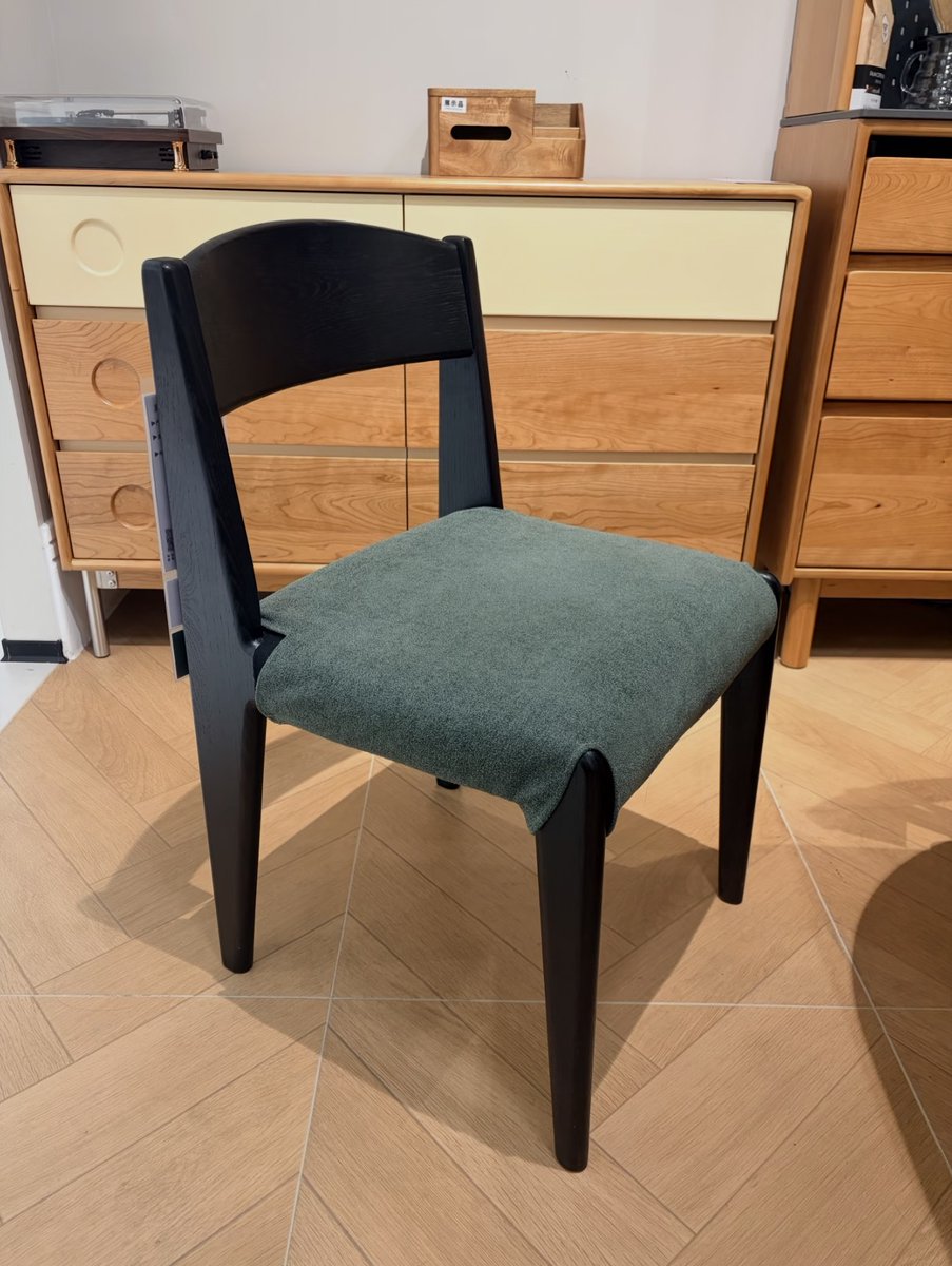 GVAwoodUSA's tweet image. An adjustable lounge chair brings comfort, flexibility, and quiet luxury into the home. Sculptural form, soft upholstery, and adaptable support create a calm space for everyday living. #chair #sofa #table