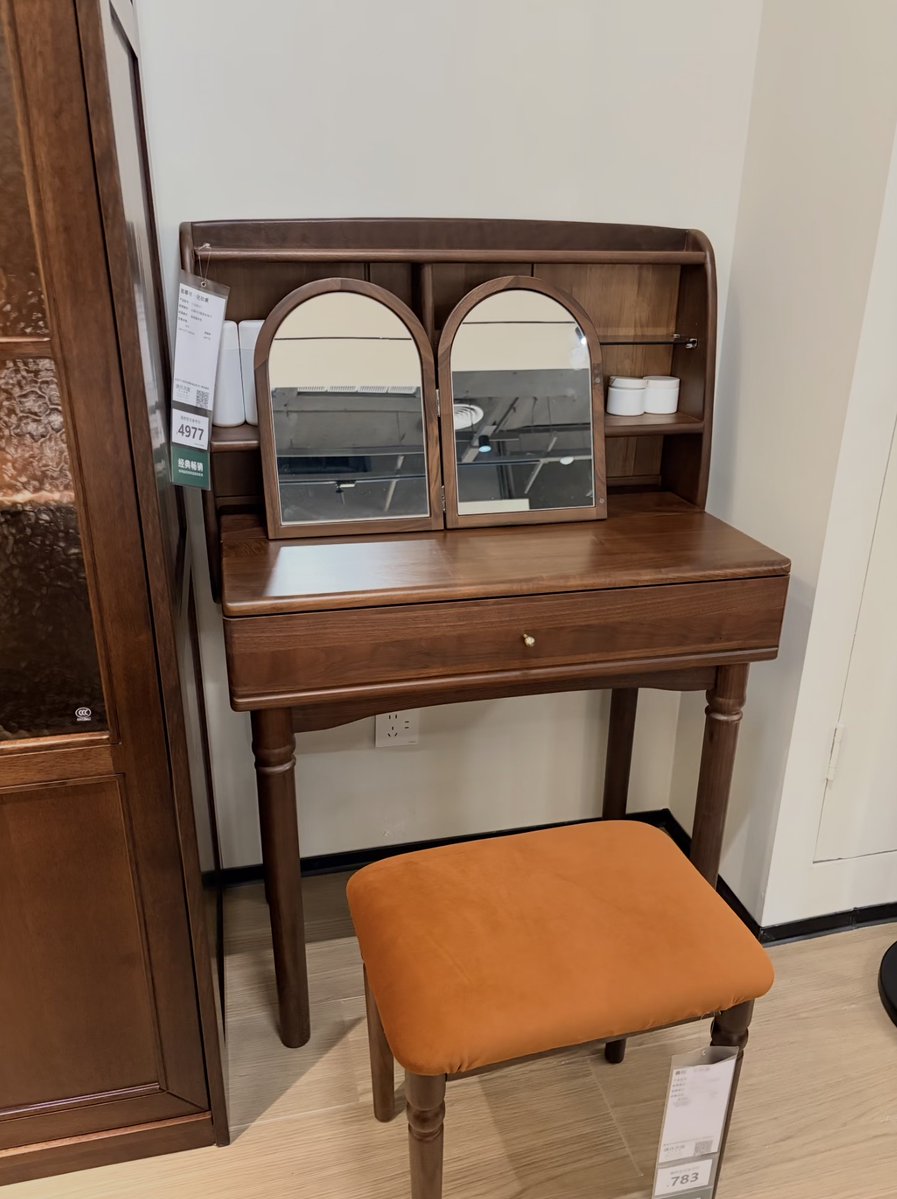 GVAwoodUSA's tweet image. An adjustable lounge chair brings comfort, flexibility, and quiet luxury into the home. Sculptural form, soft upholstery, and adaptable support create a calm space for everyday living. #chair #sofa #table