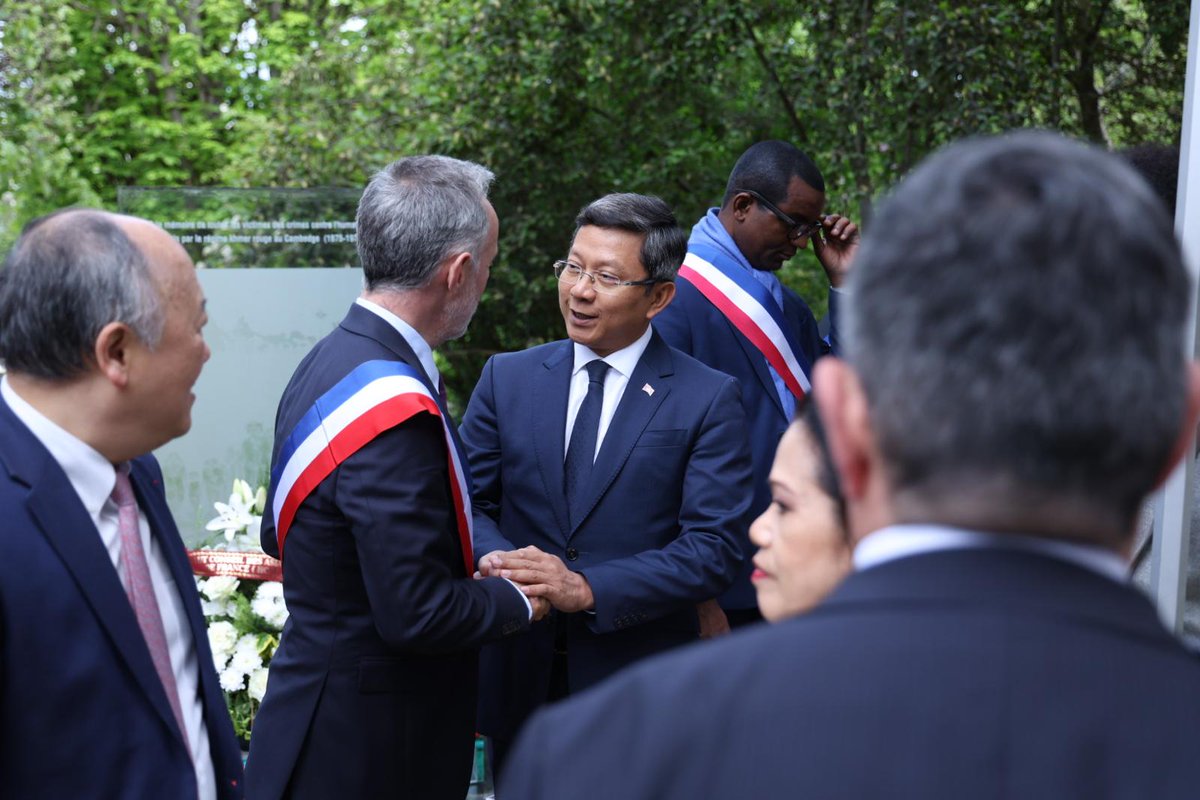 egregoire's tweet photo. Au Parc de Choisy, nous rendons hommage aux victimes du génocide des Khmers rouges : 1,5 à 2M de morts, 20% de la population, ciblant opposants, intellectuels et minorités.

Ville refuge, Paris soutient les survivants et leurs familles, salue les diasporas et fait vivre la mémoire.

Merci au HCAF.