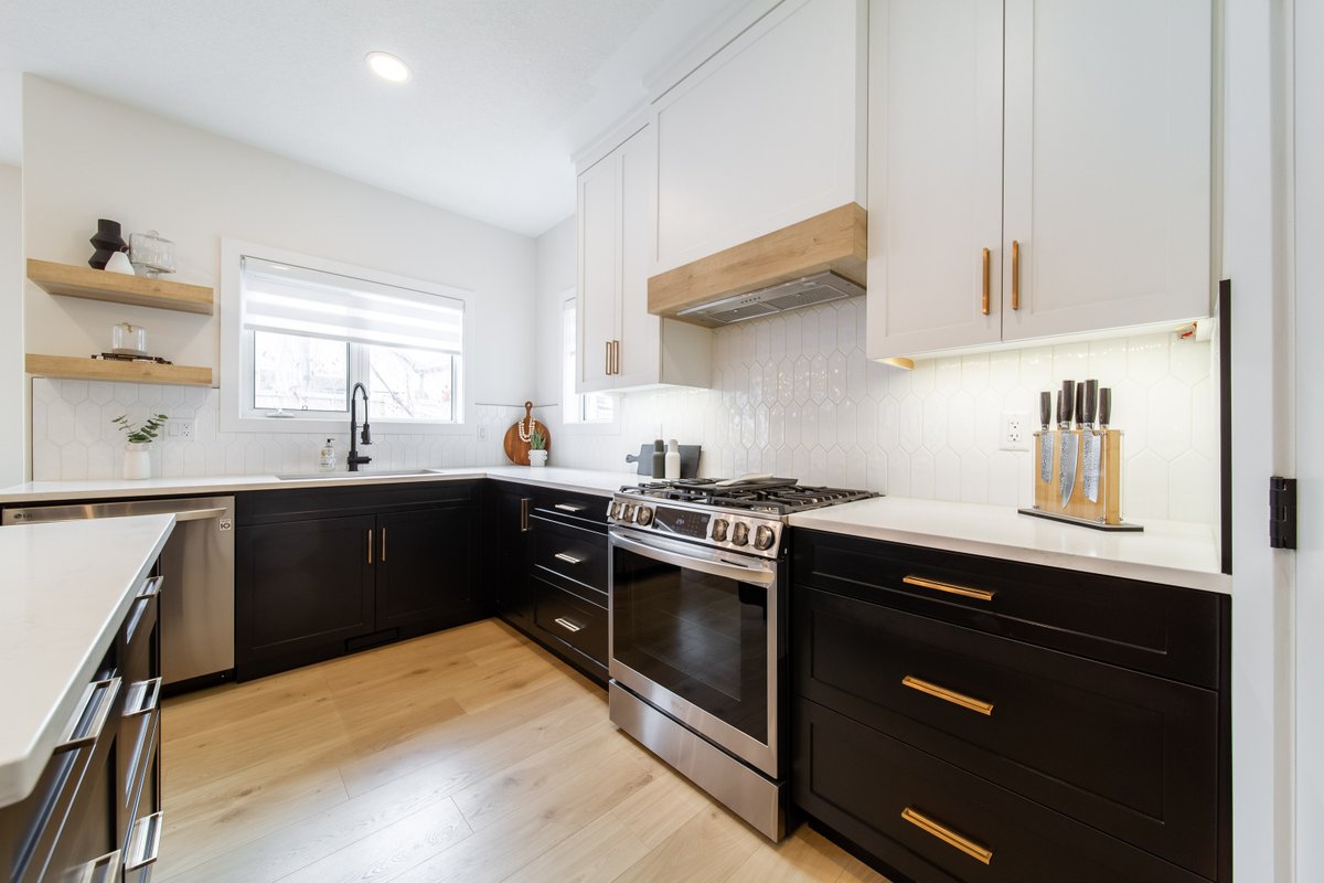 Jamie_byDesign's tweet photo. A kitchen redesign that improves flow, storage and task zones can transform daily life. Jamie byDesign reworked the layout, added bespoke storage and layered lighting — result: less clutter, quicker meal prep and higher market appeal. Learn more: https://t.co/f8jxDX9b4C https://t.co/oggJl20if1