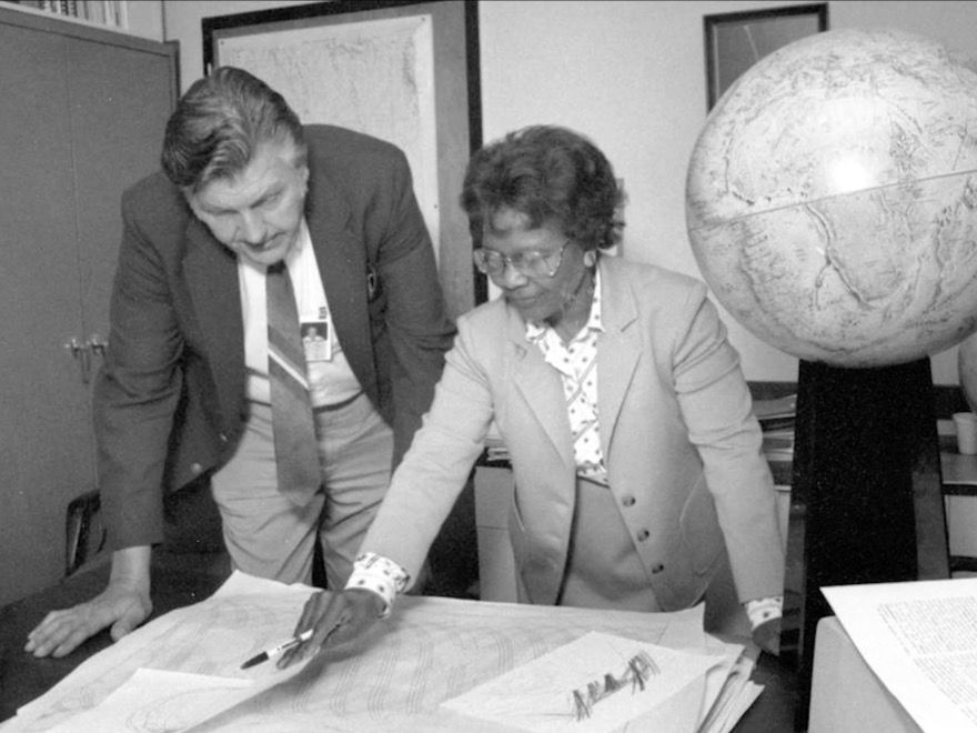 🔴 | Cada vez que utilizas el GPS estás usando el código matemático de la Dra. Gladys West, la mujer que mapeó el planeta.

Fue una brillante matemática estadounidense cuyo trabajo en el modelado preciso de la forma de la Tierra sentó las bases fundamentales para el desarrollo