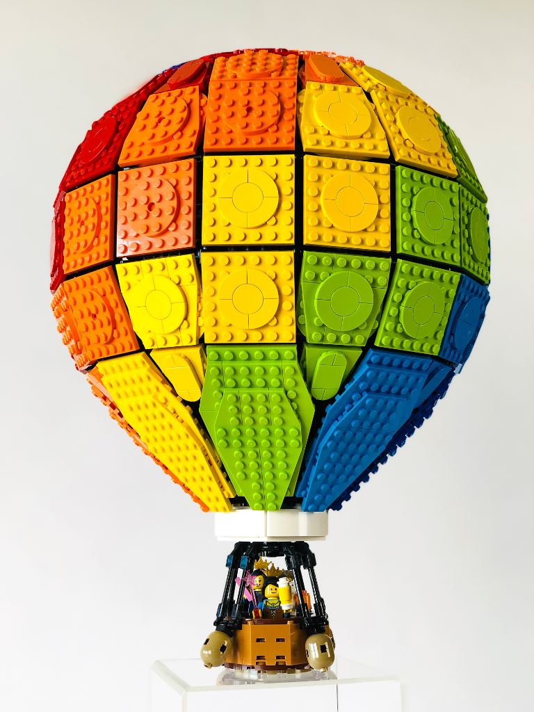 blocksmagazine's tweet image. We've seen hot air balloon/zeppelin builds made from larger #LEGO elements, but there's LOTS of room for 'Fiesta Balloon' by Pete Strege, a brick-built beauty from high up in the sky. We feature amazing #MOCs in every issue from BlocksMag.com - subscribe today!

#AFOL