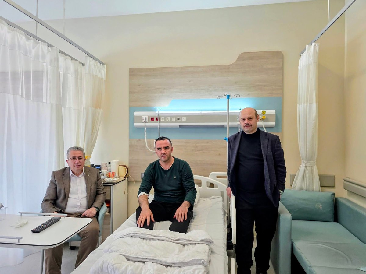 Tavşanlı Orman İşletme Müdürlüğü’nde çalışan kıymetli kardeşimiz Mustafa Sevim’i, tedavi gördüğü Kütahya Şehir Hastanesi’nde temsilcimiz Osman GÜN ile ziyaret ettik.
Kendisine geçmiş olsun dileklerimizi ileterek acil en kısa sürede sağlığına kavuşmasını temenni ediyoruz.