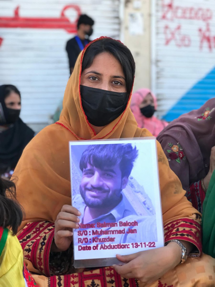 میرے بھائی سلمان بلوچ کو 13 نومبر 2022 کو جبری طور پر لاپتہ کیا گیا۔ آخر وہ کہاں ہیں؟ کس حال میں ہیں؟ ان کا قصور کیا ہے؟ اور کب تک ہمیں اس اذیت میں مبتلا رکھا جائے گا؟ کیا ریاست اس ناانصافی کا جواب دے گی؟

#ReleaseSalmanBaloch 
#EndEnforcedDisappearances