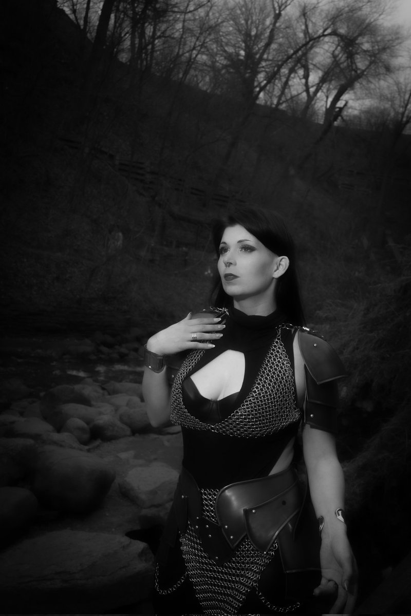 Vernacularshift's tweet photo. Another day in paradise, as viewed through the monochrome lens of the ethereal plane.

Model @SitriSophia

#monochromemonday
#fantasycosplay
#chainmail #armor #minnehahafalls https://t.co/JAeNxcRRrD