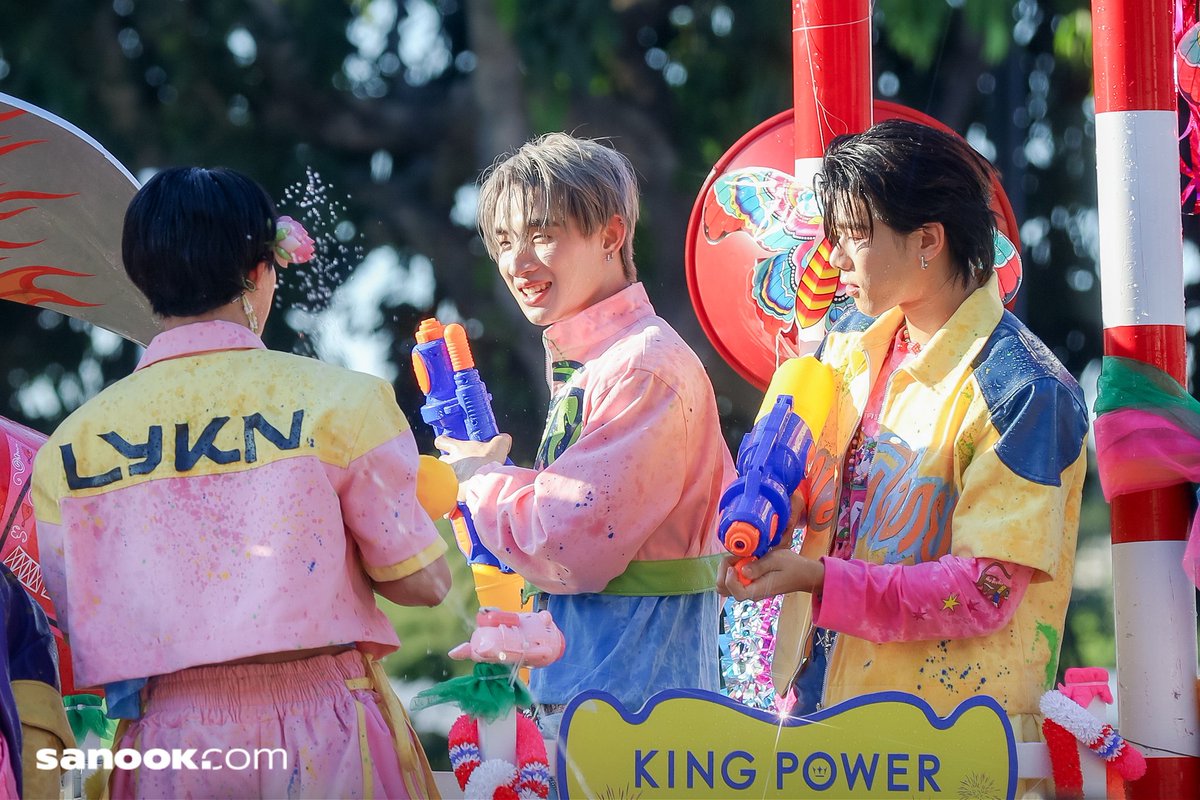Sanook's tweet image. ภาพบรรยากาศความสนุกสนานของน้อง ๆ #LYKN ร่วมขบวนรถแห่สงกรานต์ในงาน "KING POWER RANGNAM SONGKRAN FESTIVAL" 

LYKN SONGKRAN AT KPW
#KingPowerSongkran2026
#Sanook