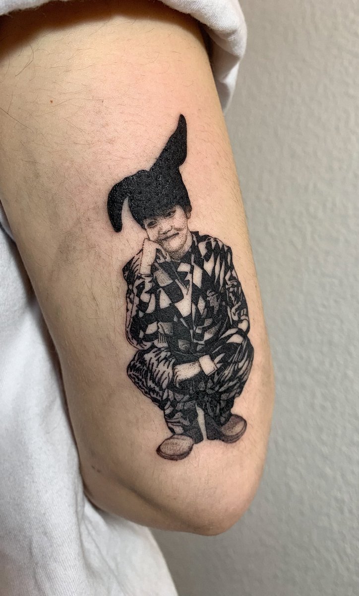gvadafugitiva's tweet photo. Ya que estamos hablando de tatuajes mal hechos, les dejo el chivo.
Si son armys de Mar del Plata, pueden venir a tatuarse conmigo.
Sé dibujar dedos y no dejo cicatrices, tengo 7 años de experiencia que me avalan Y TRAELO A BAAAAAL @/gvada.tattoo en ig https://t.co/ozI6oI9I38