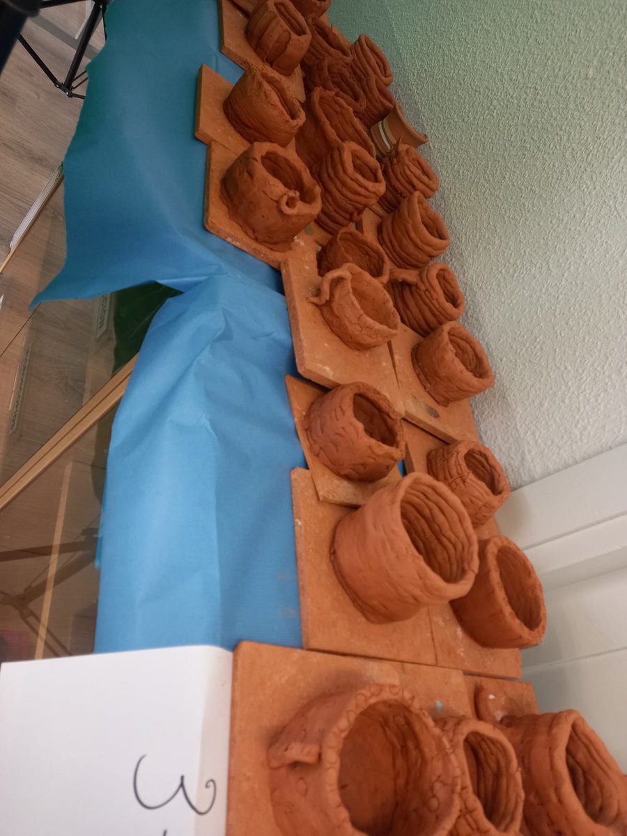 Ya tienen los 3º sus trabajos de #ceramica en marcha.
Ahora a cocer al horno y la semana que viene a decorar.
Sois unos artistas.
#cerámica
#artistica
#somosdelquevedo
