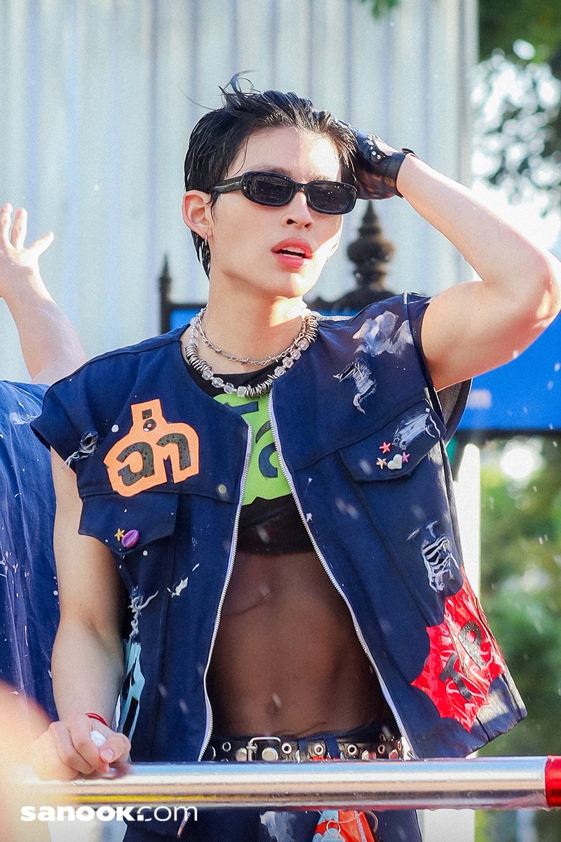 Sanook's tweet image. "ปอนด์ ภูวินทร์ " ร่วมขบวนรถแห่สงกรานต์ในงาน "KING POWER RANGNAM SONGKRAN FESTIVAL"

PONDPHUWIN SONGKRAN 2026 #KingPowerSongkran2026 
#PondPhuwin #ปอนด์ภูวินทร์ 
#ppnaravit #phuwintang
#Sanook