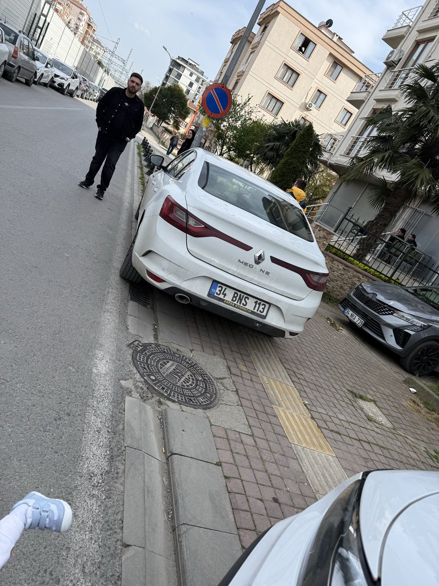 umit434's tweet photo. İstanbul @pendik doğu mahallesi hatboyu caddesi igdaş binasının önünden engelli ve çocuk arabası ile geçmek mümkün değil kaldırım işgali yıllardır sürüyor @istanbulbld @istanbul_EGM @TrafikEgm https://t.co/2PrbGvEuhx