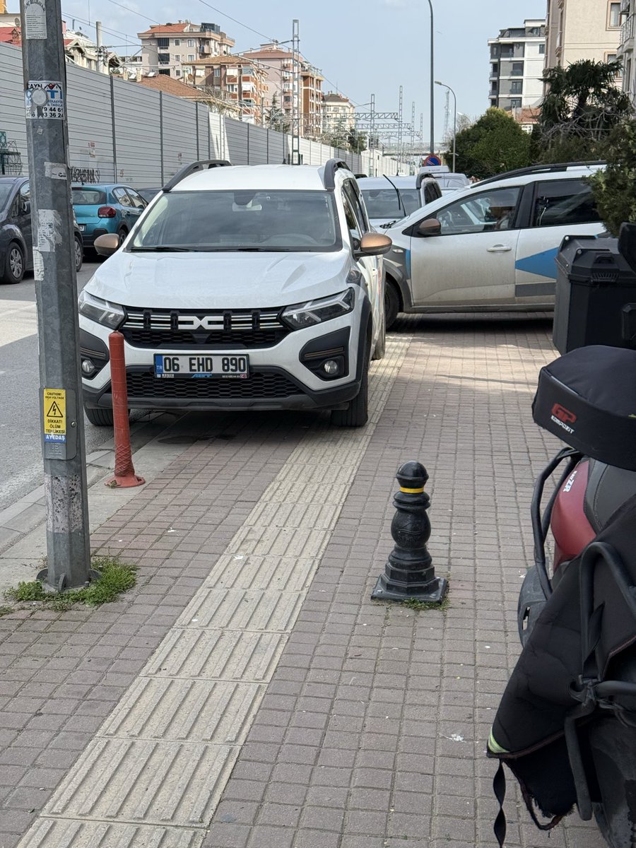 umit434's tweet photo. İstanbul @pendik doğu mahallesi hatboyu caddesi igdaş binasının önünden engelli ve çocuk arabası ile geçmek mümkün değil kaldırım işgali yıllardır sürüyor @istanbulbld @istanbul_EGM @TrafikEgm https://t.co/2PrbGvEuhx