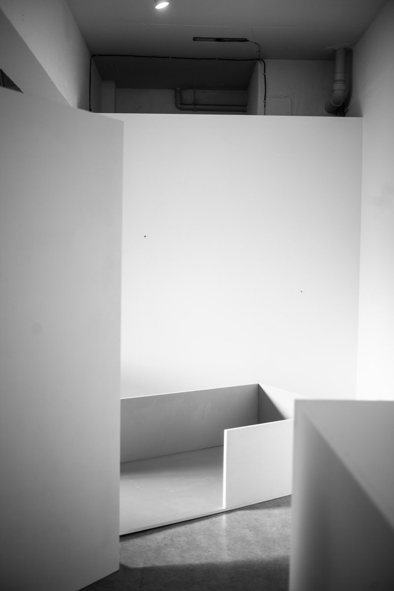 我が心の師の個展へ。
普段はアーティストやクライアントの影にいるけれど、今回は非常に珍しく自身の名を冠した個展。
作品を見るのではなく、オブジェクト的(敢えて意味を持たせていない)なものを介して対話をする感覚。
ギャラリーの方と師と時間を忘れて話し込みました。

#行ったよらでんちゃん