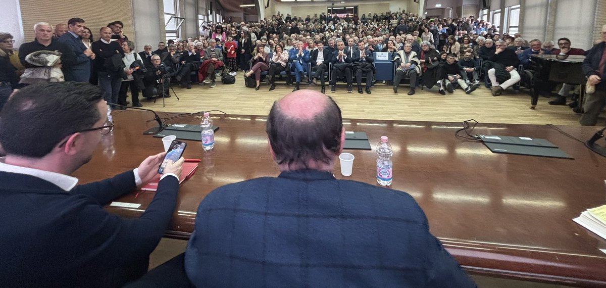 pbersani's tweet photo. Potenza. Sono quelli come me che devono venire da voi, non lamentarci che non ci siete. Voi giovani avete cose da dire. Siete talmente dentro alla fase, come si diceva una volta, che solo da voi può venire il punto di vista per interpretarla. Dovete vivervi come protagonisti. 1/ https://t.co/k0ohPziV0f