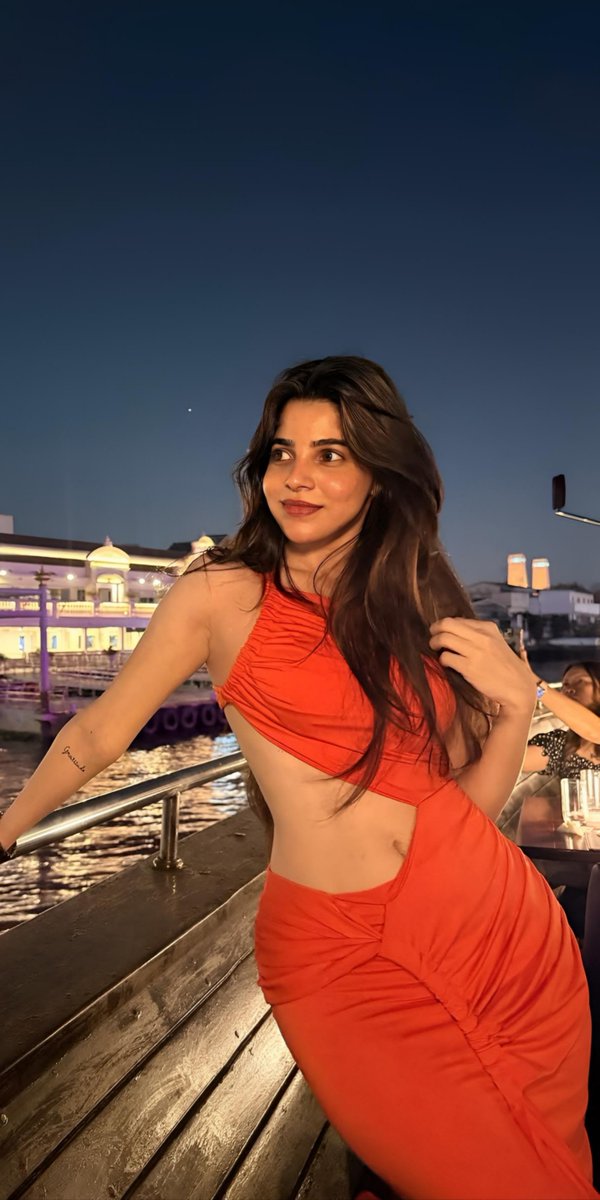 dv_ab24394's tweet image. "City lights and Neon Nights"🫰✨🤗
🧡 Divya Bharathi 
#ActressHub 
#ActressWorld 
#Gorgeous