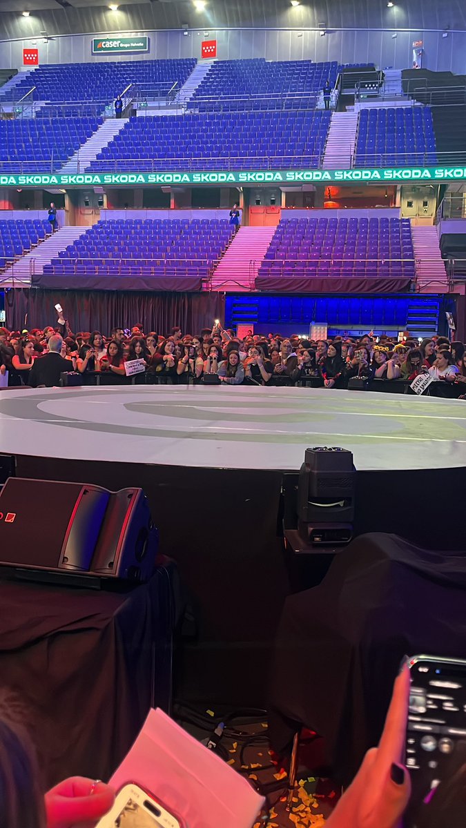 keepdrvrry's tweet photo. SEGUNDA FILA https://t.co/eWVoVVcC4r