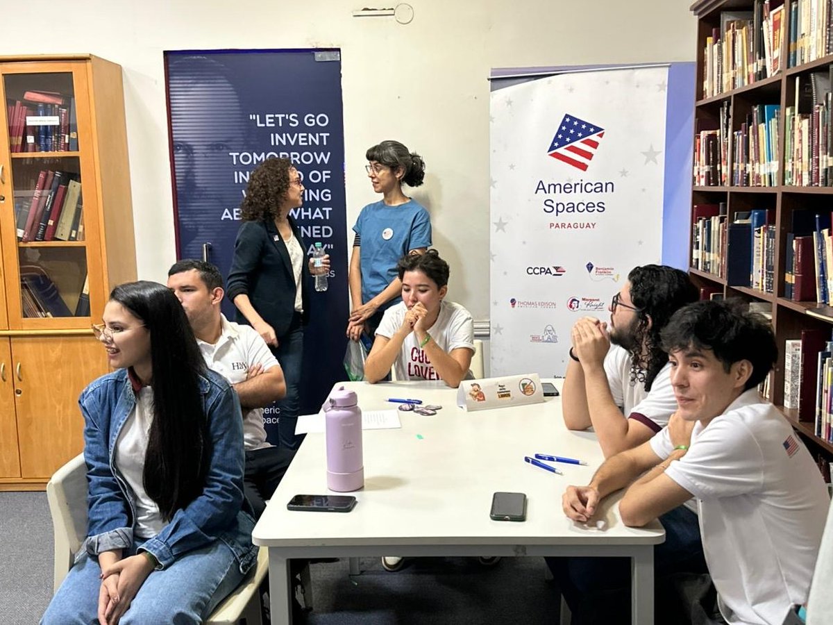 laembajada's tweet photo. En el marco de las celebraciones por los 250 años de independencia de los EE. UU., la Directora de Diplomacia Pública, ofreció una charla a los becarios del Programa de @BecasHayes sobre federalismo y el balance de poder entre gobierno nacional y los estados. Luego, disfrutaron de actividades interactivas explorando historia y valores estadounidenses, en una iniciativa conjunta con la @FundacionAMCHAM y el @CCPA_paraguay.🙌🇺🇸