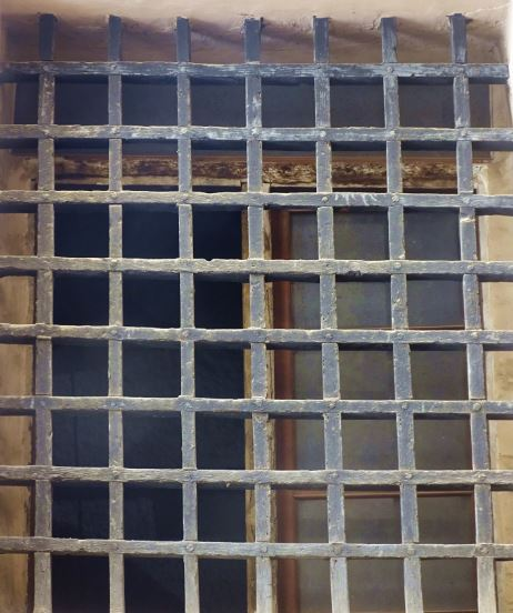 Les cavallerisses del palau gòtic de Boïl-Escrivà, a València, són sense cap dubte un dels edificis més antics, singulars i desconeguts existents a la ciutat. Són moltes les curiositats q presenta. Una d’elles l’existència d’una antiquíssima reixa de fusta:actualidadvalencia.com/passejantvalen…