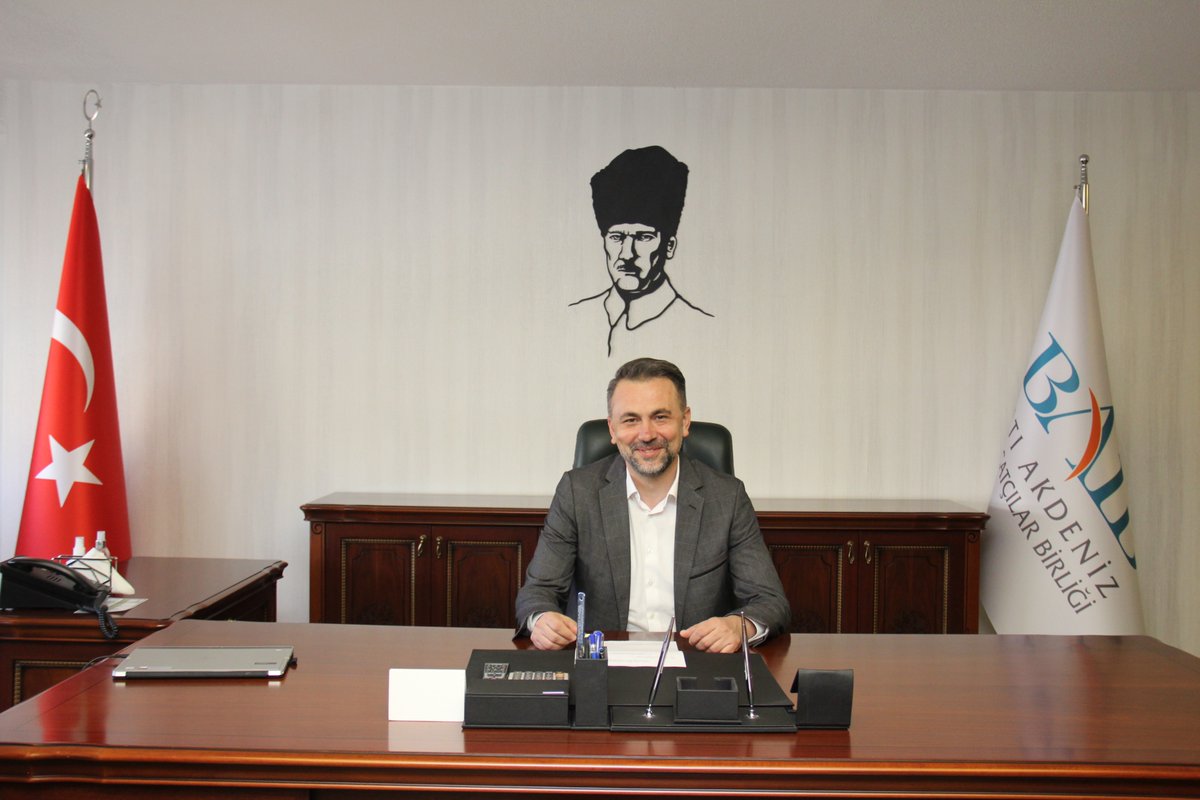 MehmetAliCAN07's tweet photo. Bugün Batı Akdeniz İhracatçılar Birliği’nde mazbatamızı alarak yeni bir dönemin ilk adımını attık.
Batı Akdeniz ihracatını daha ileriye taşımak, bölgemizi hak ettiği potansiyele ulaştırmak ve ihracatçılarımızın sorunlarına çözüm üretmek için bundan sonra tüm enerjimizle, ortak akılla ve kararlılıkla çalışacağız.
Bu bayrağı bizlere teslim eden önceki dönem Başkanımız Ümit Mirza Çavuşoğlu ağabeyime bölge ihracatına sunduğu kıymetli katkılar için teşekkür ediyorum. Bundan sonraki süreçte de tecrübesinden her zaman faydalanacağız.
Gençliğin enerjisi ile tecrübenin bilgeliğini birleştirerek, Batı Akdeniz ihracatını daha güçlü yarınlara birlikte taşıyacağız.