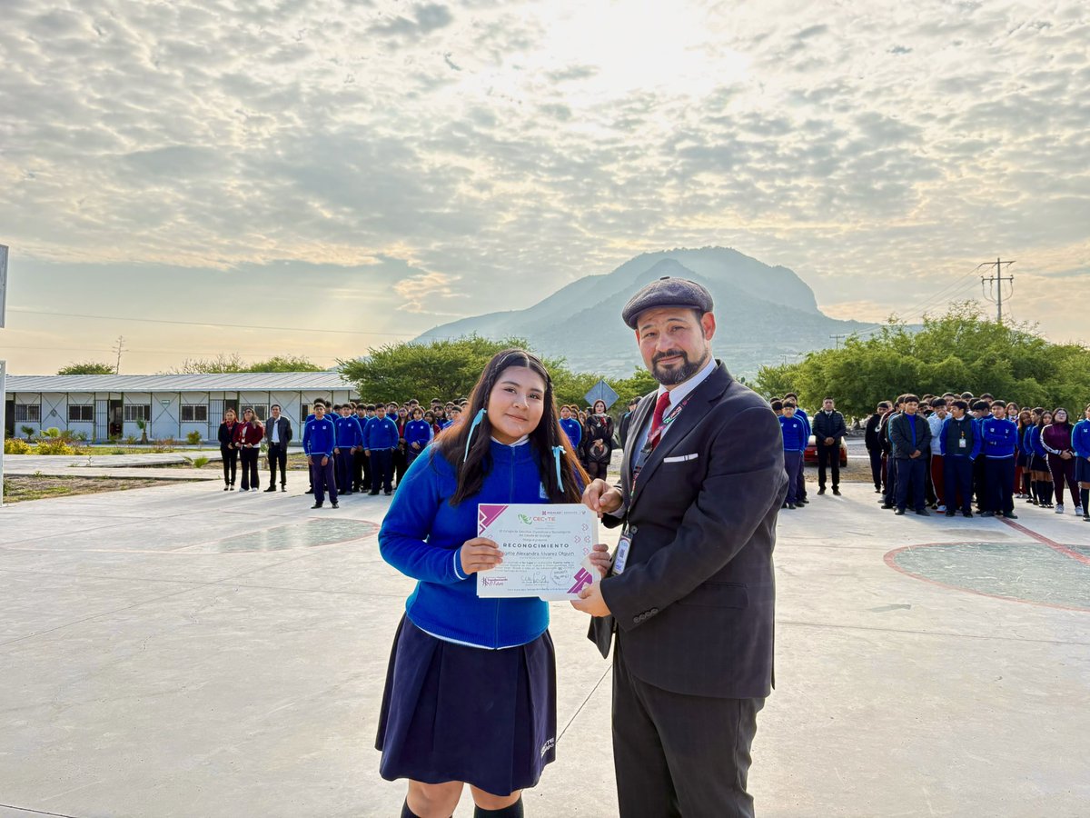 CECyTEHChilcuau's tweet photo. Con gran orgullo se llevó a cabo el acto cívico de honores a nuestra Bandera, fomentando en nuestra comunidad los valores de respeto, identidad y compromiso. 🇲🇽🎖️

#SomosUnEquipoTransformandoElFuturo
@CECyTEHidalgo @edmundo_rmz https://t.co/0Xuk6JCOLT
