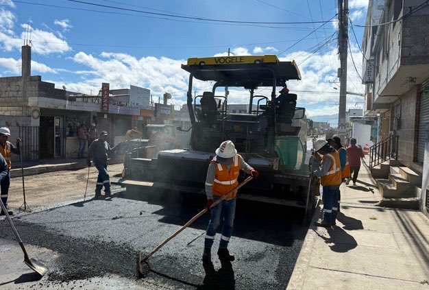 ObrasQuito's tweet image. 🚜#RehabilitaciónVial | Operativos en #SanJuanDeCalderón 🚜

En la calle #PíoXII, avanzamos con la rehabilitación de 2.2 km de vías.

👪Miles de vecinos se beneficiarán de esta obra👪

Más cierres viales aquí➡️ bit.ly/cierresvialesu…

#QuitoRenace #QuitoNoSeDetiene