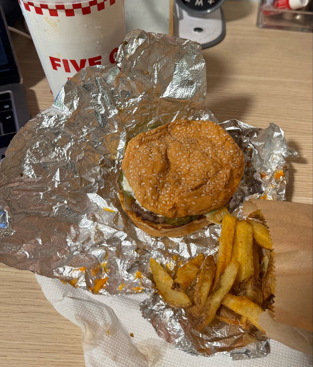 sky .✦ ── ≽^• ˕ • ྀི≼ tweet media