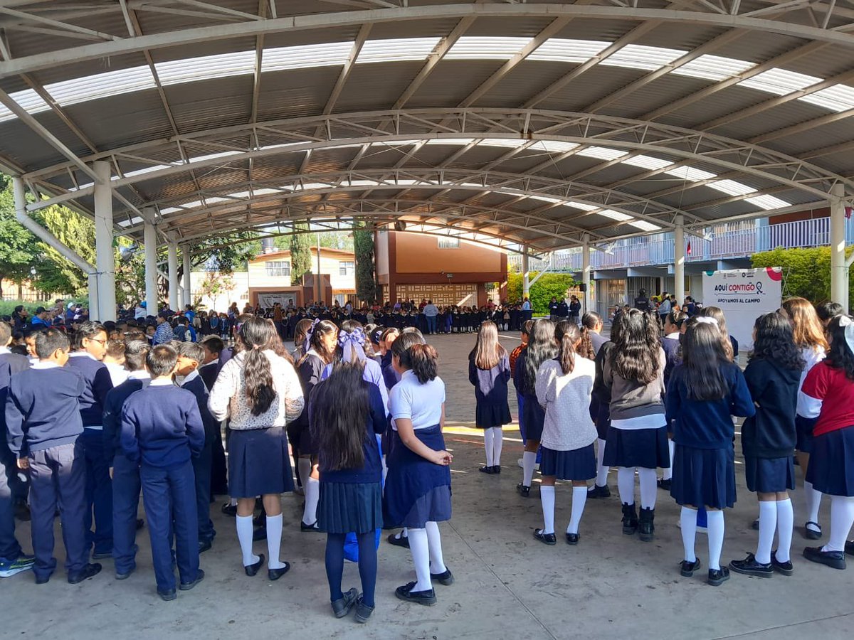 SedeaQro's tweet photo. El @gobqro reafirma su compromiso con el futuro del estado en este #RegresoAClases. Acompañamos a las y los alumnos de la primaria Manuel C. Anaya en Pedro Escobedo. El gobernador @makugo está convencido de que la educación es una herramienta clave para el desarrollo de Querétaro https://t.co/GRFqNSquNq