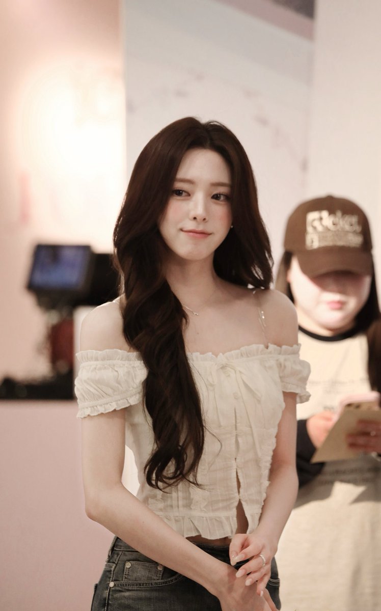 JOU02120526's tweet photo. 26/04/11 ICE CREAM POP-UP STORE in Taipei

#ITZY #있지 #YUNA #유나 https://t.co/jGn04quGZt