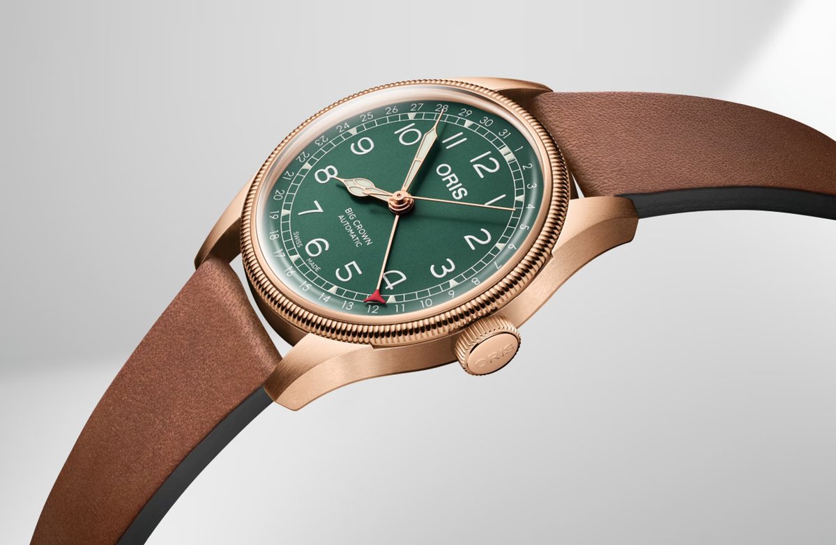80 years of the Big Crown. The Oris Big Crown Pointer Date 80th Anniversary Edition honors eight decades of aviation-inspired Swiss watchmaking — a rich forest green dial, warm bronze case, and that iconic oversized winding crown that started it all.