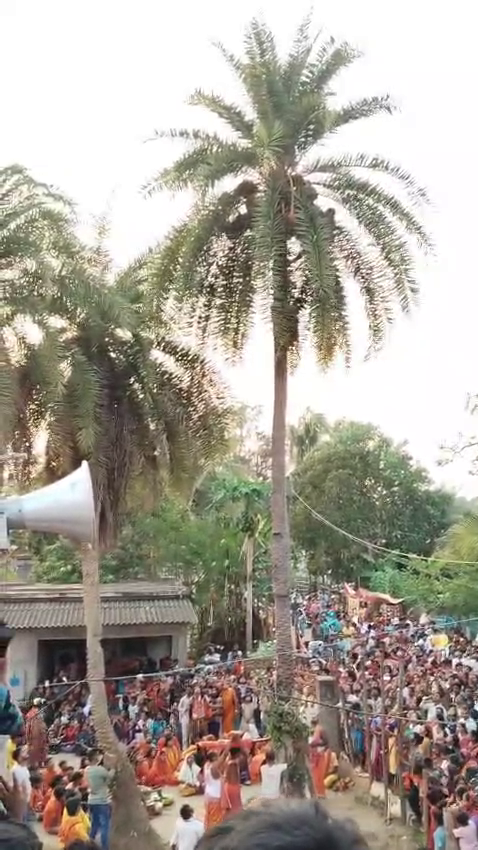 otvkhabar's tweet image. #ଗଛରୁ_ପଡ଼ି_ଯୁବକ_ମୃତ
-ମାଲକାନଗିରି: ଖଜୁରୀ ଗଛରୁ ପଡ଼ି ଯୁବକଙ୍କ ମୃତ୍ୟୁ
-କାଲିମେଳା ଏମ୍‌ଭି ୭୨ ଗାଁରେ ଅଭାବନୀୟ ଘଟଣା
-ବଙ୍ଗୀୟ ସମ୍ପ୍ରଦାୟଙ୍କ ଦ୍ବାରା ଚରକପୂଜା ପାଳନ ବେଳେ ଅଘଟଣ
-ପରମ୍ପରା ଅନୁସାରେ ଲୋକେ ପୂଜାର୍ଚ୍ଚନା ସହ ଖଜୁରୀ ଗଛ ଚଢ଼ି ଡାଳ ଭାଗନ୍ତି
#Malkangiri #Charakpuja #Odisha #OTV