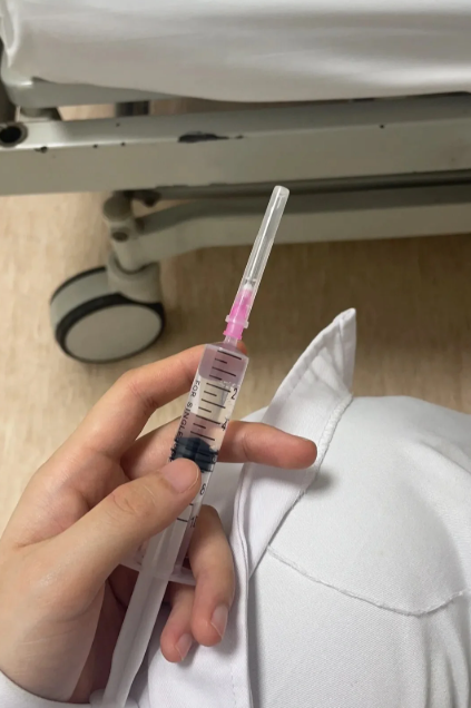 GiangP68959's tweet photo. 薪水只有3萬出頭…
但每天要扛的責任跟壓力，卻重到快喘不過氣…
實習護理師真的容易嗎？
有時候真的好想哭，但還是得穿上白袍繼續前進。
 不嫌棄的話，護理師或實習生按個讚鼓勵一下吧～
也歡迎留言告訴我：「妳今天最累的一件事是什麼？」
#實習護理師 #值班中 #護理師日常 #白衣天使 #護理生心聲 https://t.co/9VkjNdg681