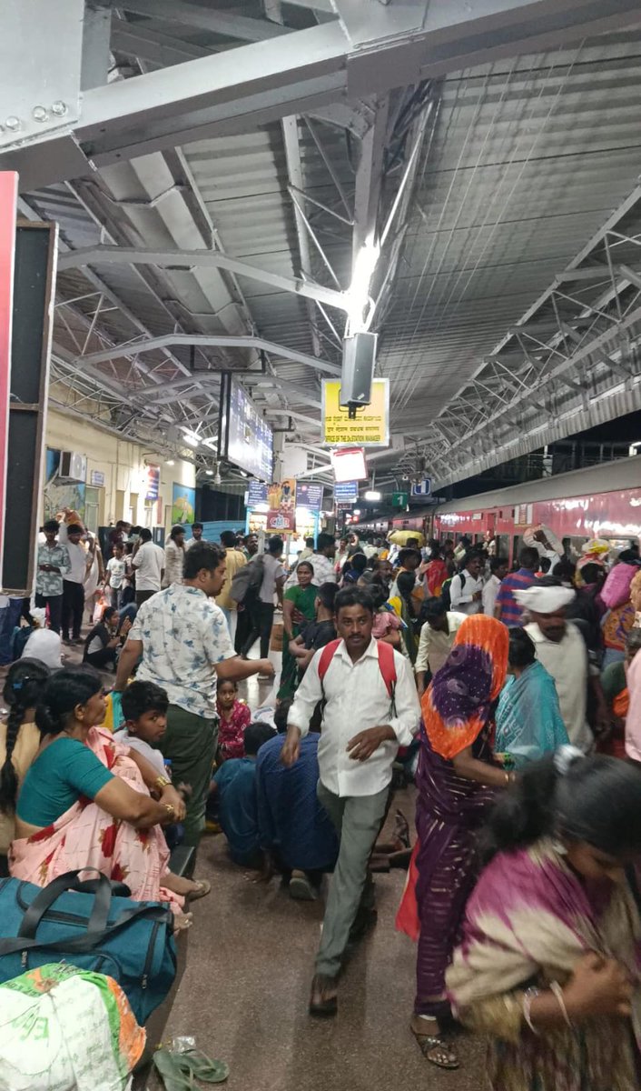 Today's 13 April crowd for 11311 Solapur - Hassan Express at #yadgir 
Not only today it's daily situations.
Here we need another New dedicated train from Bidar to Bengaluru/Mysuru via #kalaburagi #yadgir #raichur 
<a href="/VSOMANNA_BJP/">V. Somanna</a> <a href="/IamGKumarNaik/">G Kumar Naik</a> <a href="/JoshiPralhad/">Pralhad Joshi</a> <a href="/yaduveerwadiyar/">Yaduveer Wadiyar</a>