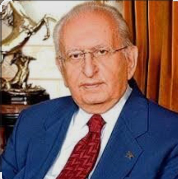Tarih ülkesi için dürüst vatanını, milletini seven siyasetçileri unutmaz ve sevgiyle, minnetle hep hatırlanacaklardır.
Türkiye siyasetine damga vurmuş olan Sn.Hüsamettin CİNDORUK'a Allah'tan rahmet kederli ailesine sabır diliyorum.