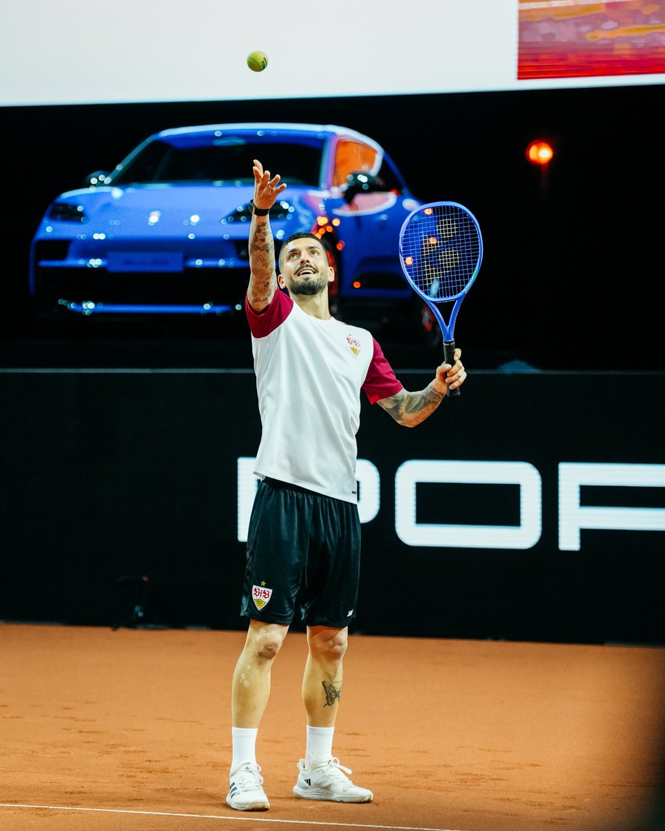 VfB's tweet image. Vorher vs. nachher 😂

Fabian #Bredlow war heute Abend beim Porsche Tennis Grand Prix zu Gast und hat an der One Point Challenge teilgenommen. Für unseren Schlussmann war leider nix zu holen. 

#VfB | #VfB1893