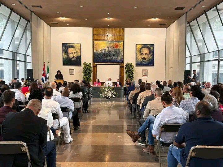 Sostienen fructífero diálogo nuestro personal diplomático acreditado en #México y cubanos residentes sobre facilidades q hoy ofrece el servicio consular, así como recientes decisiones del Gob. cubano para participación de connacionales en desarrollo socioeconómico del país/#Cuba