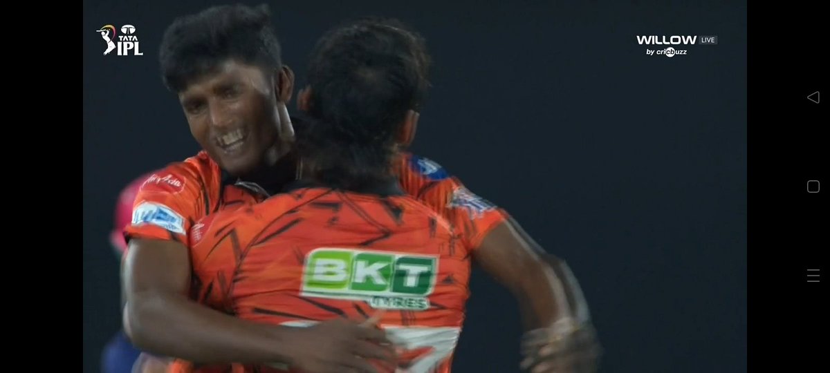 Infoguru_twitte's tweet photo. WSakib Hussain takes two in two balls. 🎯🔥

Ravi Bishnoi — 0(1)
Ishan Kishan takes the catch.

Sakib finishes with 4/24 on debut. 💥

#sakibhussain #srh #rrvssrh #ipl2026 https://t.co/yuxCy6TQFI
