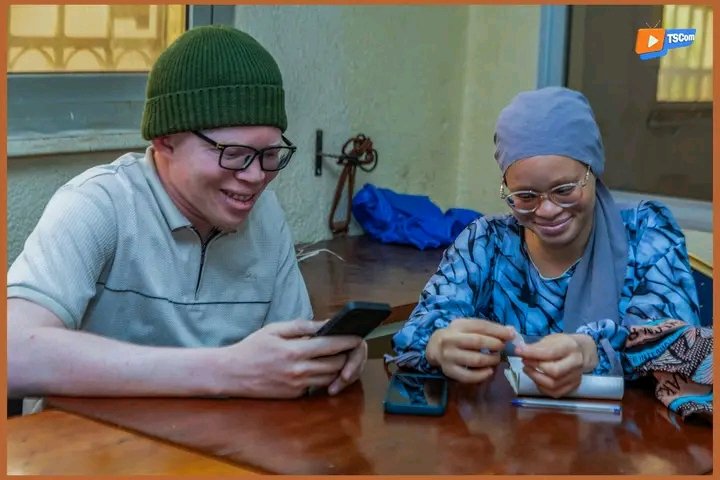 IIsmaguel's tweet photo. #Formation en vidéo mobile. Smart YIRIBA en collaboration avec l'Association Malienne pour la Protection des Personnes Atteintes d’Albinisme ( AMPA - MALI ), a initiée une formation de deux jours en montage vidéo. https://t.co/BMZrw1rS8m