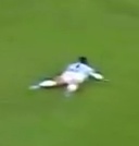 cuando jugas un clásico, tenés que frenar el gol rival pero te da noni y te echas una siesta:
