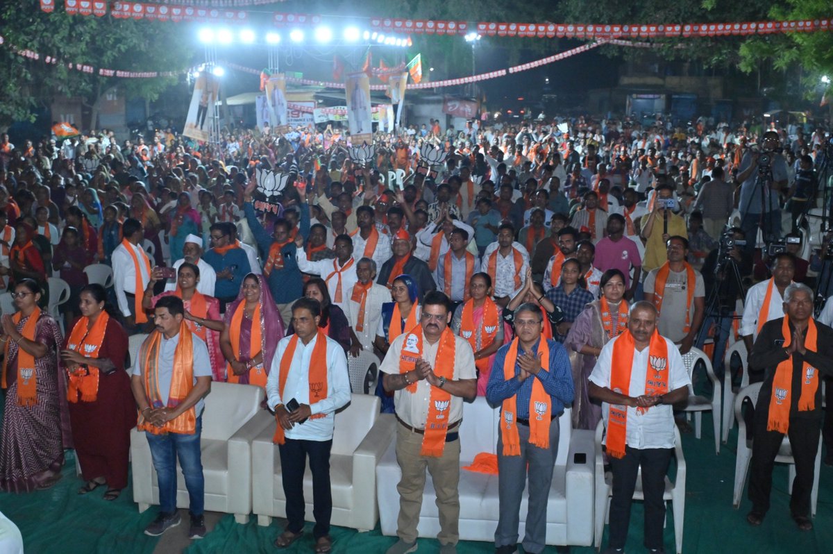 BJP4Gujarat's tweet photo. વિકાસનો સંકલ્પ, ભાજપનો વિશ્વાસ

ગાંધીનગર જિલ્લાના મોટી આદરજ ગામે આયોજિત વિકાસ સંકલ્પ સભામાં પ્રદેશ અધ્યક્ષ શ્રી @iJagdishBJP એ ગ્રામજનો સાથે ભાવસભર સંવાદ કર્યો.

આ અવસરે પ્રદેશ અધ્યક્ષશ્રીએ વિકાસની રાજનીતિને વેગ આપવા અને ગુજરાતના ગૌરવને વધુ ઊંચાઈએ લઈ જવા માટે ભારતીય જનતા પાર્ટીને પ્રચંડ બહુમતીથી વિજયી બનાવવાનું આહ્વાન કર્યું.