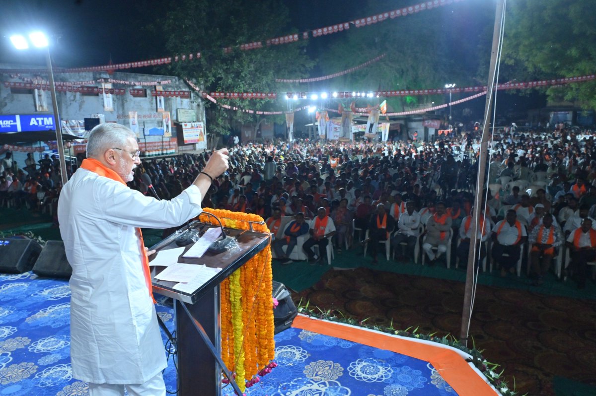 BJP4Gujarat's tweet photo. વિકાસનો સંકલ્પ, ભાજપનો વિશ્વાસ

ગાંધીનગર જિલ્લાના મોટી આદરજ ગામે આયોજિત વિકાસ સંકલ્પ સભામાં પ્રદેશ અધ્યક્ષ શ્રી @iJagdishBJP એ ગ્રામજનો સાથે ભાવસભર સંવાદ કર્યો.

આ અવસરે પ્રદેશ અધ્યક્ષશ્રીએ વિકાસની રાજનીતિને વેગ આપવા અને ગુજરાતના ગૌરવને વધુ ઊંચાઈએ લઈ જવા માટે ભારતીય જનતા પાર્ટીને પ્રચંડ બહુમતીથી વિજયી બનાવવાનું આહ્વાન કર્યું.