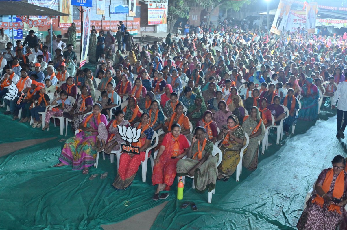 BJP4Gujarat's tweet photo. વિકાસનો સંકલ્પ, ભાજપનો વિશ્વાસ

ગાંધીનગર જિલ્લાના મોટી આદરજ ગામે આયોજિત વિકાસ સંકલ્પ સભામાં પ્રદેશ અધ્યક્ષ શ્રી @iJagdishBJP એ ગ્રામજનો સાથે ભાવસભર સંવાદ કર્યો.

આ અવસરે પ્રદેશ અધ્યક્ષશ્રીએ વિકાસની રાજનીતિને વેગ આપવા અને ગુજરાતના ગૌરવને વધુ ઊંચાઈએ લઈ જવા માટે ભારતીય જનતા પાર્ટીને પ્રચંડ બહુમતીથી વિજયી બનાવવાનું આહ્વાન કર્યું.