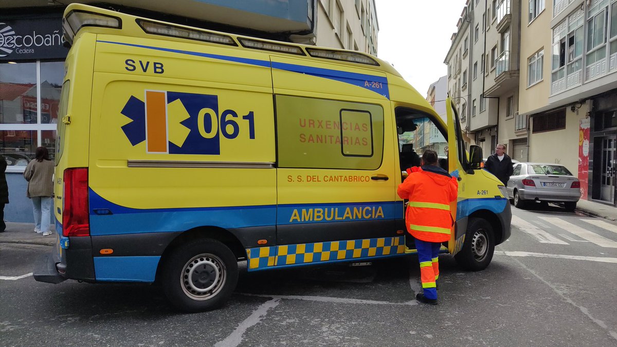 PLcedeira's tweet photo. Colaboramos en emergencia médica a petición CIAE112 y posteriormente apoyamos aterrizaje de helicóptero de urgencias sanitarias que evacúa la víctima. 
#PLCDR https://t.co/7peCz6qzXB